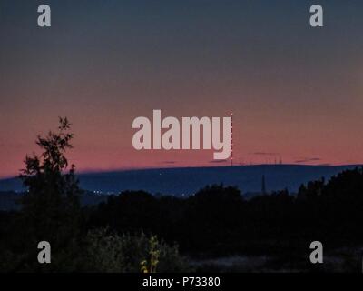 Winter Hill Lancashire Vereinigtes Königreich der 3. Juli 2018. Winter Hill in der Nachmahd des Moorland Brand mit Rauch noch verweilenden um die Spitze des Hügels auf der Schatten der TV-Mast Credit: Fotografieren Nord/Alamy leben Nachrichten Stockfoto