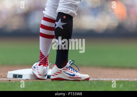 Milwaukee, WI, USA. 3. Juli 2018. Milwaukee Brewers shortstop Brad Miller #10 zeigt den 4. Juli Wochenende Socken und Schuhe während der Major League Baseball Spiel zwischen den Milwaukee Brewers und die Minnesota Twins am Miller Park in Milwaukee, WI. John Fisher/CSM/Alamy leben Nachrichten Stockfoto