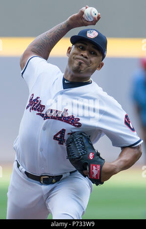 Milwaukee, WI, USA. 3. Juli 2018. Milwaukee Brewers Krug Junior Guerra #41 liefert ein Pitch während der Major League Baseball Spiel zwischen den Milwaukee Brewers und die Minnesota Twins am Miller Park in Milwaukee, WI. John Fisher/CSM/Alamy leben Nachrichten Stockfoto