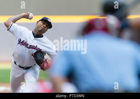 Milwaukee, WI, USA. 3. Juli 2018. Milwaukee Brewers Krug Junior Guerra #41 liefert ein Pitch während der Major League Baseball Spiel zwischen den Milwaukee Brewers und die Minnesota Twins am Miller Park in Milwaukee, WI. John Fisher/CSM/Alamy leben Nachrichten Stockfoto