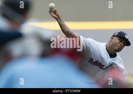 Milwaukee, WI, USA. 3. Juli 2018. Milwaukee Brewers Krug Junior Guerra #41 liefert ein Pitch während der Major League Baseball Spiel zwischen den Milwaukee Brewers und die Minnesota Twins am Miller Park in Milwaukee, WI. John Fisher/CSM/Alamy leben Nachrichten Stockfoto
