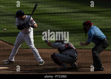 Milwaukee, WI, USA. 3. Juli 2018. Milwaukee Brewers dritter Basisspieler Travis Shaw Nr. 21 bis zu bat während der Major League Baseball Spiel zwischen den Milwaukee Brewers und die Minnesota Twins am Miller Park in Milwaukee, WI. John Fisher/CSM/Alamy leben Nachrichten Stockfoto