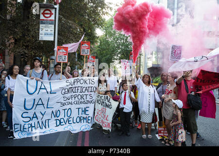 London, Großbritannien. 3. Juli 2018. Aktivisten für den sozialen Wohnungsbau und gegen soziale Säuberung, einschließlich Studenten aus UAL, Protest außerhalb des Büros von Southwark Rat die anlässlich einer Abstimmung durch Southwark Rat Planning Committee auf der Delancey UAL Entwicklung planen. Die Entwicklung planen, von Kritikern kritisiert würde die Elephant und Castle Einkaufszentrum, ein Brennpunkt für Londons Lateinamerikanischen Gemeinschaft ersetzen, mit luxuriösen Gehäuse und ein neues Gebäude für die UAL London College der Kommunikation (LCC). Credit: Mark Kerrison/Alamy leben Nachrichten Stockfoto