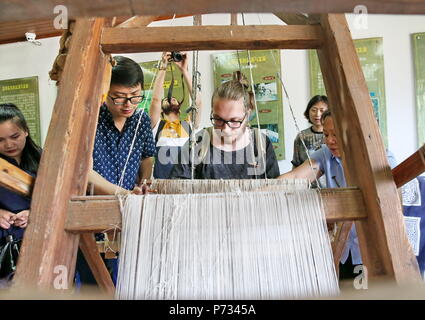 Nanton, Nanton, China. 4. Juli 2018. Nantong, CHINA - Schüler aus Southampton Solent University und Universität Edinburgh erleben Sie traditionelle Fertigkeiten der blauen Tuch Drucken und Färben in Nantong, der ostchinesischen Provinz Jiangsu. Credit: SIPA Asien/ZUMA Draht/Alamy leben Nachrichten Stockfoto