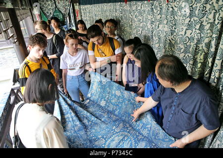 Nanton, Nanton, China. 4. Juli 2018. Nantong, CHINA - Schüler aus Southampton Solent University und Universität Edinburgh erleben Sie traditionelle Fertigkeiten der blauen Tuch Drucken und Färben in Nantong, der ostchinesischen Provinz Jiangsu. Credit: SIPA Asien/ZUMA Draht/Alamy leben Nachrichten Stockfoto