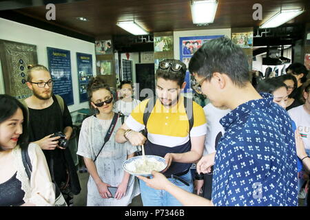 Nanton, Nanton, China. 4. Juli 2018. Nantong, CHINA - Schüler aus Southampton Solent University und Universität Edinburgh erleben Sie traditionelle Fertigkeiten der blauen Tuch Drucken und Färben in Nantong, der ostchinesischen Provinz Jiangsu. Credit: SIPA Asien/ZUMA Draht/Alamy leben Nachrichten Stockfoto