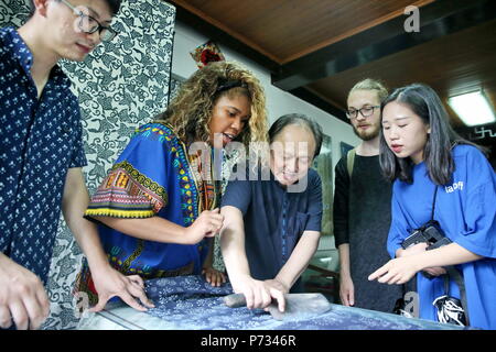 Nanton, Nanton, China. 4. Juli 2018. Nantong, CHINA - Schüler aus Southampton Solent University und Universität Edinburgh erleben Sie traditionelle Fertigkeiten der blauen Tuch Drucken und Färben in Nantong, der ostchinesischen Provinz Jiangsu. Credit: SIPA Asien/ZUMA Draht/Alamy leben Nachrichten Stockfoto