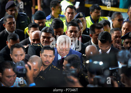 Kuala Lumpur, Malaysia. 4. Juli 2018. Ehemalige malaysische Premierminister Najib Razak (C) kommt bei einem Gericht in Kuala Lumpur, Malaysia, am 4. Juli 2018. Malaysia's Staatsanwälte erhoben ehemalige Premierminister Najib Razak Mittwoch mit strafrechtlichen Verstoß des Vertrauens auf der Veruntreuung von Geldern. Credit: Chong Voon Chung/Xinhua/Alamy leben Nachrichten Stockfoto