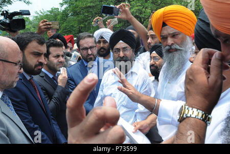 New Delhi, Indien. 3. Juli 2018. Indische Sikhs nehmen an einem Protest gegen ein Selbstmordattentat auf Sikhs in Jalalabad in Afghanistan, in Neu Delhi, Indien, 3. Juli 2018. Ein Selbstmordattentäter gezielt einen Konvoi von Sikhs und Hindus auf ihrem Weg den afghanischen Präsidenten in der östlichen Stadt Jalalabad am Sonntag zu treffen und tötete mindestens 19 Menschen getoetet und 20 andere, darunter auch Kinder. Credit: Stinger/Xinhua/Alamy leben Nachrichten Stockfoto