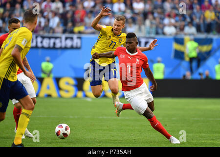 St. Petersburg, Russland. 03 Juli, 2018. Breel EMBOLO (SUI), Aktion, Duelle gegen Victor CLAESSON (SWE). Schweden (SWE) - Schweiz (SUI) 1-0, Runde 16 Runde 16, Spiel 55, am 07/03/2018 in Sankt Petersburg, Arena Saint Petersburg. Fußball-WM 2018 in Russland vom 14.06. - 15.07.2018. | Verwendung der weltweiten Kredit: dpa/Alamy leben Nachrichten Stockfoto