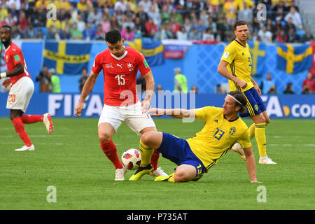 St. Petersburg, Russland. 03 Juli, 2018. Blerim Dzemaili (SUI), Aktion, Duelle gegen Gustav SVENSSON (SWE). Schweden (SWE) - Schweiz (SUI) 1-0, Runde 16 Runde 16, Spiel 55, am 07/03/2018 in Sankt Petersburg, Arena Saint Petersburg. Fußball-WM 2018 in Russland vom 14.06. - 15.07.2018. | Verwendung der weltweiten Kredit: dpa/Alamy leben Nachrichten Stockfoto