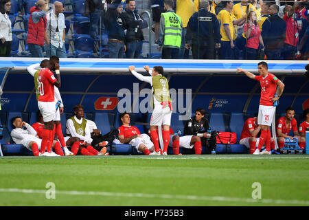 St. Petersburg, Russland. 03 Juli, 2018. Schweizer Spieler enttäuscht, frustriert, enttäuscht, frustriert, nach Spiel Ende niedergeschlagenen, Aktion. Schweden (SWE) - Schweiz (SUI) 1-0, Runde 16 Runde 16, Spiel 55, am 07/03/2018 in Sankt Petersburg, Arena Saint Petersburg. Fußball-WM 2018 in Russland vom 14.06. - 15.07.2018. | Verwendung der weltweiten Kredit: dpa/Alamy leben Nachrichten Stockfoto