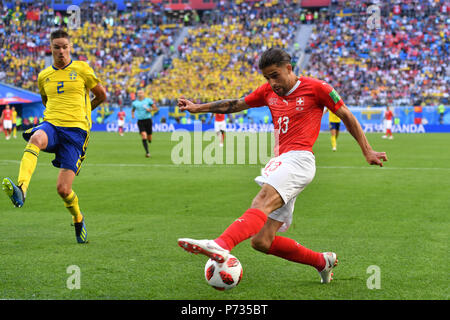 St. Petersburg, Russland. 03 Juli, 2018. Ricardo Rodriguez (SUI), Aktion, Duelle gegen Mikael lustig (SWE). Schweden (SWE) - Schweiz (SUI) 1-0, Runde 16 Runde 16, Spiel 55, am 07/03/2018 in Sankt Petersburg, Arena Saint Petersburg. Fußball-WM 2018 in Russland vom 14.06. - 15.07.2018. | Verwendung der weltweiten Kredit: dpa/Alamy leben Nachrichten Stockfoto