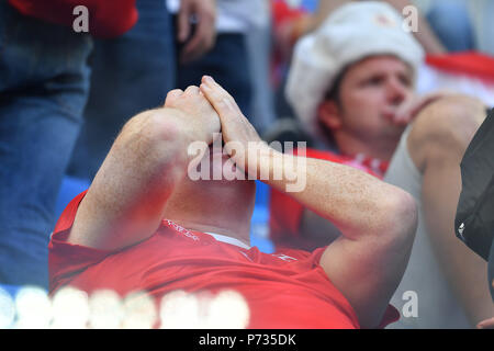 St. Petersburg, Russland. 03. Juli 2018. Die Schweizer Fans, Fußball Fans, Enttäuschung, frustriert, enttäuscht, frustratedriert, niedergeschlagen. Schweden (SWE) - Schweiz (SUI) 1-0, Runde 16 Runde 16, Spiel 55, am 07/03/2018 in Sankt Petersburg, Arena Saint Petersburg. Fußball-WM 2018 in Russland vom 14.06. - 15.07.2018. | Verwendung der weltweiten Kredit: dpa/Alamy leben Nachrichten Stockfoto