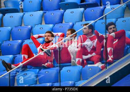 St. Petersburg, Russland. 03. Juli 2018. Die Schweizer Fans, Fußball Fans, Enttäuschung, frustriert, enttäuscht, frustratedriert, niedergeschlagen, Schweden (SWE) - Schweiz (SUI) 1-0, Runde 16 Runde 16, Spiel 55, am 07/03/2018 in Sankt Petersburg, Arena Saint Petersburg. Fußball-WM 2018 in Russland vom 14.06. - 15.07.2018. | Verwendung der weltweiten Kredit: dpa/Alamy leben Nachrichten Stockfoto