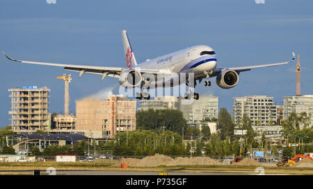 Richmond, British Columbia, Kanada. 2. Juli 2018. Eine China Airlines Airbus A350-900 (B-18906) Extra Wide Body Jet Airliner im Endanflug nach Vancouver International Airport vorbei neue hohe Condominium Bau in Richmond, British Columbia, Kanada. Credit: bayne Stanley/ZUMA Draht/Alamy leben Nachrichten Stockfoto