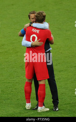 03 Juli 2018, Russland, Moskau: Fußball, Fußball-WM, runde 16, Kolumbien vs England an der Spartak Stadium. England's Manager Gareth Southgate (zurück) und England's Harry Kane. Foto: Christian Charisius/dpa Stockfoto