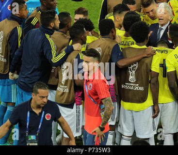 03 Juli 2018, Russland, Moskau: Fußball, Fußball-WM, runde 16, Kolumbien vs England an der Spartak Stadium. Kolumbien manager Jose Pekerman (oben) spricht mit seinen Spielern, mit den Kolumbien James Rodriguez (c) Auf der Vorderseite. Foto: Christian Charisius/dpa Stockfoto