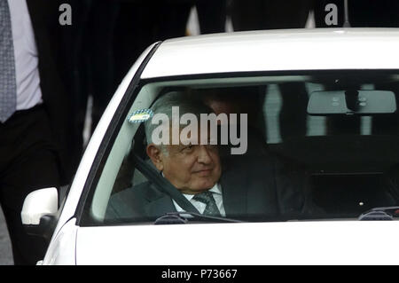 Mexiko City, Mexiko. 3. Juli 2018. Mexikos Präsident elect Andres Manuel Lopez Obrador hinterlässt nach seinem Treffen mit dem mexikanischen Präsidenten Enrique Peña Nieto, in Mexiko City, die Hauptstadt von Mexiko, 3. Juli 2018. Mexikos Präsident elect Andres Manuel Lopez Obrador sagte am Dienstag, dass er mit seinem privaten Treffen mit Präsident Enrique Peña Nieto zufrieden war. Credit: Carolina Endara/Xinhua/Alamy leben Nachrichten Stockfoto