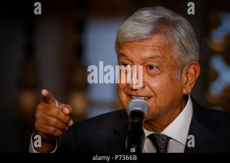 Mexiko City, Mexiko. 3. Juli 2018. Mexikos Präsident elect Andres Manuel Lopez Obrador liefert eine Rede nach seinem Treffen mit dem mexikanischen Präsidenten Enrique Peña Nieto, in Mexiko City, die Hauptstadt von Mexiko, 3. Juli 2018. Mexikos Präsident elect Andres Manuel Lopez Obrador sagte am Dienstag, dass er mit seinem privaten Treffen mit Präsident Enrique Peña Nieto zufrieden war. Credit: Francisco Canedo/Xinhua/Alamy leben Nachrichten Stockfoto