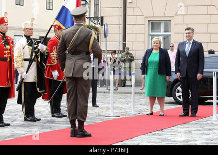 Zagreb. 3. Juli 2018. Der kroatische Premierminister Andrej Plenkovic (R) hält eine Begrüßungszeremonie für norwegische Premierminister Erna Solberg in Zagreb am 3. Juli 2018. Credit: Patrik Macek/Xinhua/Alamy leben Nachrichten Stockfoto