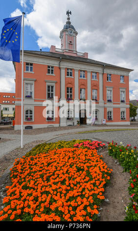 Templin, Deutschland. 27 Juni, 2018. 27.06.2018, Brandenburg, Templin: Das historische Rathaus auf dem Marktplatz. Die Stadträte von Templin (Uckermark) entscheiden, an diesem Tag auf der Ehrenburger für Kanzlerin Merkel. Eine entsprechende Entscheidung aller Fraktionen wird vorbereitet. Sie wollten die bekanntesten Templinerin für ihre jahrelange Arbeit in einer bewegenden Welt zu Ehren, es wurde im Voraus gesagt. Foto: Patrick Pleul/dpa-Zentralbild/ZB | Verwendung weltweit/dpa/Alamy leben Nachrichten Stockfoto
