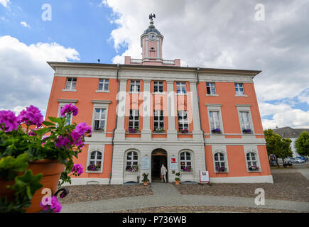 Templin, Deutschland. 27 Juni, 2018. 27.06.2018, Brandenburg, Templin: Das historische Rathaus auf dem Marktplatz. Die Stadträte von Templin (Uckermark) entscheiden, an diesem Tag auf der Ehrenburger für Kanzlerin Merkel. Eine entsprechende Entscheidung aller Fraktionen wird vorbereitet. Sie wollten die bekanntesten Templinerin für ihre jahrelange Arbeit in einer bewegenden Welt zu Ehren, es wurde im Voraus gesagt. Foto: Patrick Pleul/dpa-Zentralbild/ZB | Verwendung weltweit/dpa/Alamy leben Nachrichten Stockfoto