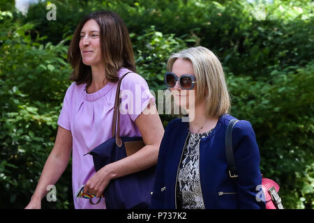 London, Großbritannien. 4. Juli 2018. Liz Truss - Chief Secretary (l) an die Staatskasse kommt in der Downing Street. Credit: Dinendra Haria/Alamy leben Nachrichten Stockfoto