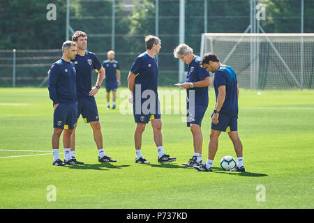 Bad Ragaz, Schweiz. 4. Juli 2018. West Ham United Coaching Personal mit Team Manager Manuel Pellegrini während dem Training der Ersten Mannschaft von West Ham United am Sportplatz Ri-Au in Bad Ragaz. Die Hämmer Aufenthalt in Bad Ragaz für zwei Wochen für die Premier League Saison 2018/2019 vorzubereiten. Credit: Rolf Simeon/Alamy leben Nachrichten Stockfoto