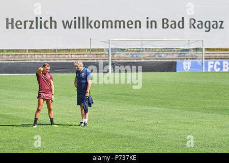 Bad Ragaz, Schweiz. 4. Juli 2018. West Ham United Team Manager Manuel Pellegrini ist in einem Chat mit Kapitän Mark Noble während dem Training der Ersten Mannschaft von West Ham United am Sportplatz Ri-Au in Bad Ragaz. Die Hämmer Aufenthalt in Bad Ragaz für zwei Wochen für die Premier League Saison 2018/2019 vorzubereiten. Credit: Rolf Simeon/Alamy leben Nachrichten Stockfoto