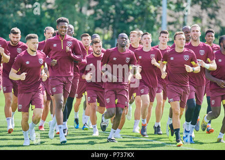 Bad Ragaz, Schweiz. 4. Juli 2018. West Ham United Spieler während dem Training der Ersten Mannschaft von West Ham United am Sportplatz Ri-Au in Bad Ragaz. Die Hämmer Aufenthalt in Bad Ragaz für zwei Wochen für die Premier League Saison 2018/2019 vorzubereiten. Credit: Rolf Simeon/Alamy leben Nachrichten Stockfoto