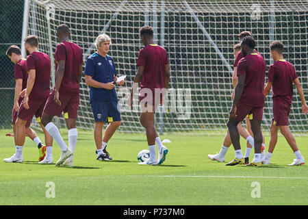 Bad Ragaz, Schweiz. 4. Juli 2018. West Ham United Team Manager Manuel Pellegrini gibt Anweisungen, die während dem Training der Ersten Mannschaft von West Ham United am Sportplatz Ri-Au in Bad Ragaz. Die Hämmer Aufenthalt in Bad Ragaz für zwei Wochen für die Premier League Saison 2018/2019 vorzubereiten. Credit: Rolf Simeon/Alamy leben Nachrichten Stockfoto