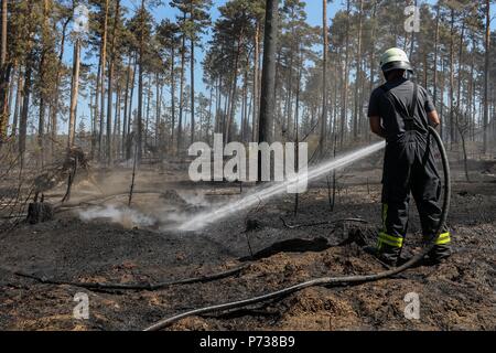 04 Juli 2018, Deutschland, Sernr: Feuerwehrleute arbeiten ein Waldbrand, die gestern begann und sich über 60 Hektar zu stoppen. Mehrere Brände in Bereichen, Büsche und Wälder in der Umgebung von Wittenberg durch dauerhafte trockenes Wetter gestartet. Foto: Jan Woitas/dpa-Zentralbild/dpa Stockfoto