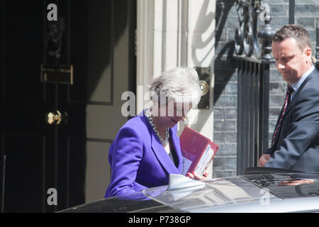 London, Großbritannien. 4. Juli 2018. Der britische Premierminister Theresa May verlassen 10 Downing Street ist der wöchentliche PMQ Premierminister Fragen im Parlament Credit: Amer ghazzal/Alamy Leben Nachrichten teilnehmen Stockfoto