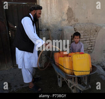 Kandahar, Afghanistan. 3. Juli 2018. Ein afghanischer Mann erhält Wasser aus einem öffentlichen Wasserpumpe in Kandahar Stadt, die Hauptstadt der Provinz Kandahar, Afghanistan, 3. Juli 2018. Credit: Sanaullah Seiam/Xinhua/Alamy leben Nachrichten Stockfoto