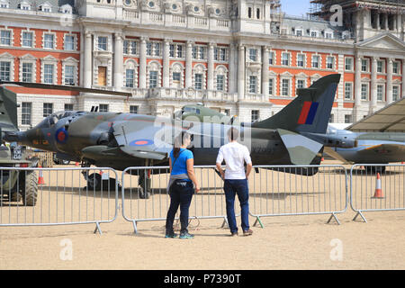 London UK > 4. Juli 2018. Figher Jets sind auf dem Display am Pferd Gayards Parade in die Vorbereitungen für die RAF Centenary wie die Royal Air Force feiert 100 Jahre seit der Gründung im Jahr 1918 forned nach dem Ersten Weltkrieg Credit: Amer ghazzal/Alamy Live News war Stockfoto