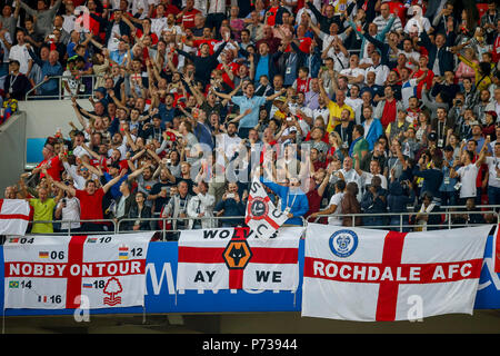 Moskau, Russland. 3. Juli 2018. England Fans singen die Nationalhymne vor dem 2018 FIFA World Cup Runde 16 Match zwischen Kolumbien und England bei Spartak Stadium am 3. Juli 2018 in Moskau, Russland. Credit: PHC Images/Alamy leben Nachrichten Stockfoto