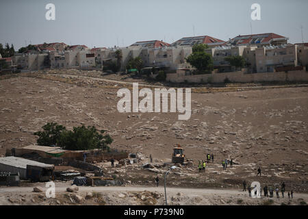 (180704) -- RAMALLAH, Juli 4, 2018 (Xinhua) - israelische Bulldozer demolishs palästinensischen Häusern in Abu nwar Beduinischen Gemeinschaft, am Stadtrand von Jerusalem, zwischen der Stadt Ramallah im Westjordanland und Ostjerusalem, am 4. Juli 2018. (Xinhua / Fadi Arouri) (WTC) Stockfoto