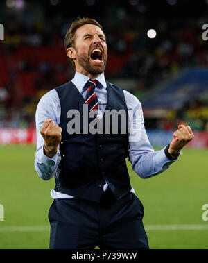 England Manager Gareth Southgate feiert nach der 2018 FIFA World Cup Runde 16 Match zwischen Kolumbien und England bei Spartak Stadium am 3. Juli 2018 in Moskau, Russland. (Foto von Daniel Chesterton/phcimages.com) Stockfoto