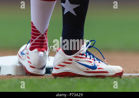 Milwaukee, WI, USA. 3. Juli 2018. Nike Schuhe getragen von Milwaukee Brewers zweiter Basisspieler Brad Miller #10 während der 4. Juli Wochenende in der Major League Baseball Spiel zwischen den Milwaukee Brewers und die Minnesota Twins am Miller Park in Milwaukee, WI. John Fisher/CSM/Alamy leben Nachrichten Stockfoto