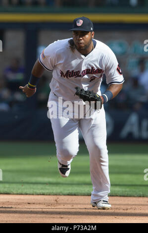 Milwaukee, WI, USA. 3. Juli 2018. Milwaukee Brewers erste Basisspieler Jesus Aguilar #24 in Aktion während der Major League Baseball Spiel zwischen den Milwaukee Brewers und die Minnesota Twins am Miller Park in Milwaukee, WI. John Fisher/CSM/Alamy leben Nachrichten Stockfoto