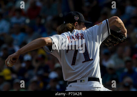 Milwaukee, WI, USA. 3. Juli 2018. Milwaukee Brewers relief Pitcher Josh Hader #71 liefert ein Pitch während der Major League Baseball Spiel zwischen den Milwaukee Brewers und die Minnesota Twins am Miller Park in Milwaukee, WI. John Fisher/CSM/Alamy leben Nachrichten Stockfoto