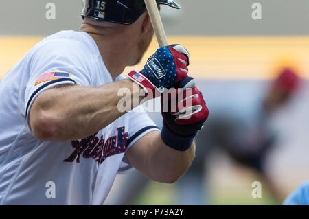 Milwaukee, WI, USA. 3. Juli 2018. Franklin batting Handschuhe getragen von Milwaukee Brewers catcher Erik Kratz #15 Während der Major League Baseball Spiel zwischen den Milwaukee Brewers und die Minnesota Twins am Miller Park in Milwaukee, WI. John Fisher/CSM/Alamy leben Nachrichten Stockfoto