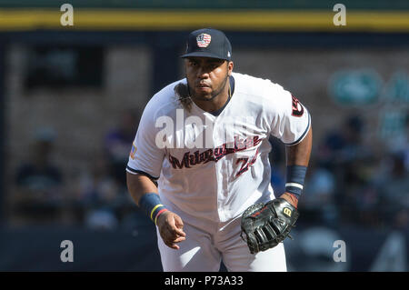 Milwaukee, WI, USA. 3. Juli 2018. Milwaukee Brewers erste Basisspieler Jesus Aguilar #24 in Aktion während der Major League Baseball Spiel zwischen den Milwaukee Brewers und die Minnesota Twins am Miller Park in Milwaukee, WI. John Fisher/CSM/Alamy leben Nachrichten Stockfoto