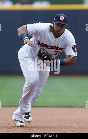 Milwaukee, WI, USA. 3. Juli 2018. Milwaukee Brewers erste Basisspieler Jesus Aguilar #24 in Aktion während der Major League Baseball Spiel zwischen den Milwaukee Brewers und die Minnesota Twins am Miller Park in Milwaukee, WI. John Fisher/CSM/Alamy leben Nachrichten Stockfoto