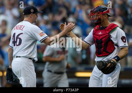 Milwaukee, WI, USA. 3. Juli 2018. Milwaukee Brewers Entlastung Krug Corey Knebel #46 nimmt die während der Major League Baseball Spiel zwischen den Milwaukee Brewers und die Minnesota Twins am Miller Park in Milwaukee, WI speichern. John Fisher/CSM/Alamy leben Nachrichten Stockfoto