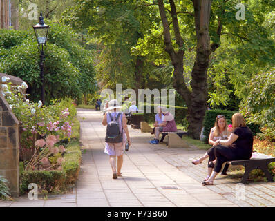 Glasgow, Schottland, Großbritannien, 4. Juli. UK Wetter: Sonnig sizzling Wetter fort und die Grünen wohlhabenden westlichen Ende bringt aus Einheimischen und Touristen auf die Gnade der Glasgow University. Gerard Fähre / alamy Nachrichten Stockfoto