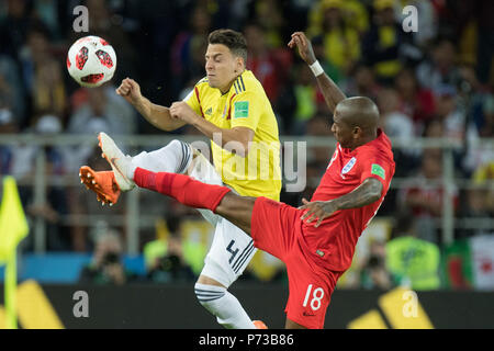 Moskau, Russland. 04. Juli 2018. Santiago ARIAS (links, COL) versus Ashley YOUNG (GER), Aktion, Duellen, Kolumbien (COL) - England (ENG) 3:4 iE, runde 16, Spiel 56, am 03.07.2018 in Moskau; Fußball-WM 2018 in Russland vom 14.06. - 15.07.2018. | Verwendung der weltweiten Kredit: dpa/Alamy leben Nachrichten Stockfoto