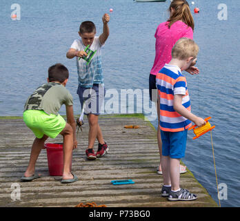 Castletownshend, West Cork, Irland. 4. Juli 2018. Mütter und Kinder die Fischerei auf Krebse neben der Helling in Castletownshend auf einem herrlich sonnigen Nachmittag. Credit: aphperspective/Alamy leben Nachrichten Stockfoto