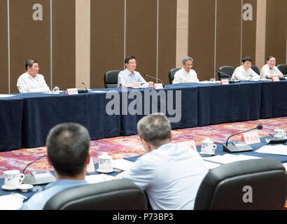 (180704) - Peking, 4. Juli 2018 (Xinhua) - Chinesische Vice Premier Han Zheng, ebenfalls Mitglied des Ständigen Ausschusses des Politbüros der Kommunistischen Partei Chinas (CPC) Central Committee und Leiter eines führenden Gruppe beaufsichtigt Hainan's umfassende Reform und Öffnung, den Vorsitz bei einem Treffen der Gruppe in Haikou, South China Hainan Provinz, 2. Juli 2018. Han machte eine Inspektionsreise in Hainan vom 1. Juli bis 3. (Xinhua / Wang Ye) (ly) Stockfoto